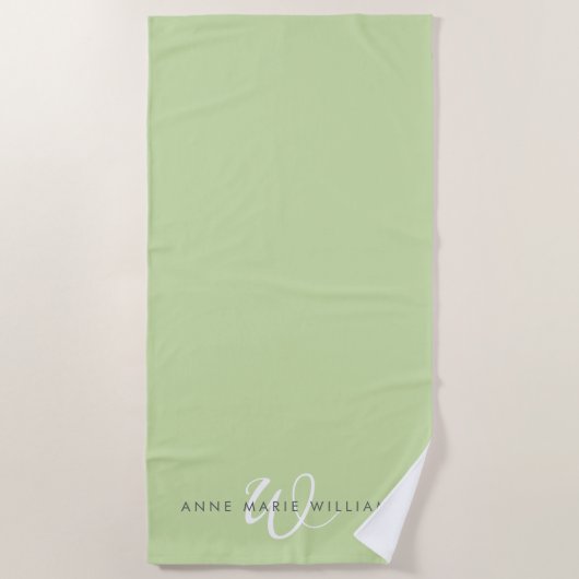 Moderne lichtgroene witte script monogram strandlaken (Voorkant)