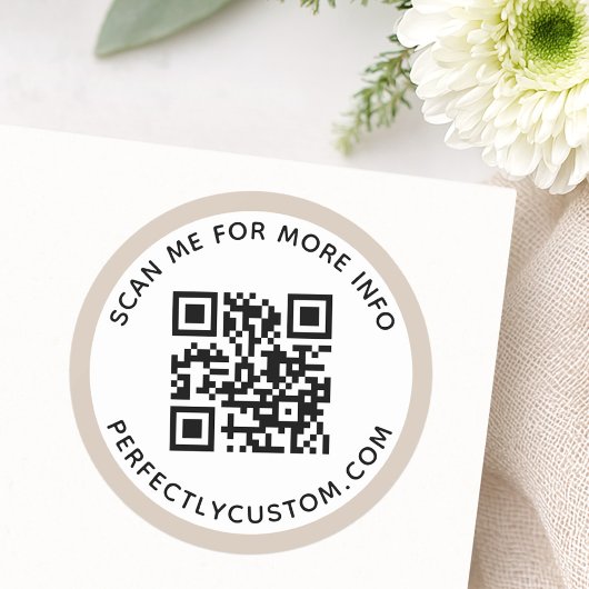 Moderne lichtmocha bruine grens QR-code en tekst Ronde Sticker