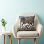 Moderne liefde Boog Aangepast Koppels Huwelijksfot Kussen<br><div class="desc">Vier je liefdesverhaal met de Modern Love Bow Typography Koppel Custom Foto Magneet, een stijlvolle en hartelijke aandenken ontworpen om je meest gekoesterde herinneringen te laten zien. Met je favoriete foto gecombineerd met elegante “Liefde” typografie en een delicate strik accent, voegt dit moderne ontwerp een romantische touch toe aan elke...</div>