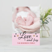 Moderne liefde en vreugde baby's eerste kerstfoto feestdagenkaart (Staand voorkant)