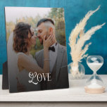 Moderne Liefde Huwelijksfotografie Koppels Fotoplaat<br><div class="desc">Vier je liefde op een prachtig moderne manier met dit moderne liefde aangepaste trouwfoto koppel initiaal bord — een persoonlijk aandenken ontworpen om je meest betekenisvolle moment te laten zien. Met je favoriete koppel foto gecombineerd met een strak, elegant initiaal, verandert dit bord je liefdesverhaal in een tijdloos decoratief stuk....</div>