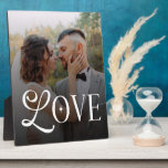 Moderne Liefde Huwelijksfoto's Koppels Fotoplaat<br><div class="desc">Vier je liefde op een prachtig moderne manier met deze moderne liefde aangepaste trouwfoto koppel monogram plaquette — een persoonlijk aandenken ontworpen om je meest betekenisvolle moment te laten zien. Met je favoriete koppel foto gecombineerd met een strak, elegant monogram, verandert deze plaquette je liefdesverhaal in een tijdloos decoratief stuk....</div>