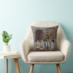 Moderne Liefde Mijnheer & Mevrouw Huwelijksfoto's  Kussen<br><div class="desc">Voeg een touch van romantiek en personalisatie toe aan je huis met deze moderne liefde Mr & Mrs aangepaste trouw kussenhoes, met jouw koppel foto, monogram initialen, namen en trouwdatum. Perfect voor pasgetrouwde huizen, cadeaus ter gelegenheid van een verloving, bruidsfeesten of huwelijksjubileum herinneringen, dit kussen combineert comfort met sentimentele waarde....</div>