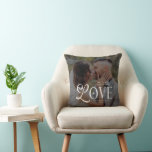 Moderne Liefde Mr & Mrs Trouwen 2 Foto's Koppels Kussen<br><div class="desc">Voeg een vleugje romantiek en personalisatie toe aan je huis met deze moderne liefde Mr & Mrs aangepaste trouwkussen, met jouw koppel foto, monogram initialen, namen en trouwdatum. Perfect voor pasgetrouwde huizen, verlovingscadeaus, bruidsfeesten of jubileumcadeaus, dit kussen combineert comfort met sentimentele waarde. Ideaal voor slaapkamers, woonkamers of leeshoekjes, het creëert...</div>