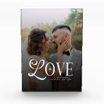 Moderne Liefde Op Maat Gemaakte Trouwfoto Koppels  Fotoblokken<br><div class="desc">Vier je liefdesverhaal met dit moderne liefdes aangepaste trouwfoto koppelinitiaal blok. Ontworpen met een schone, eigentijdse lay-out en elegante typografie, toont dit gepersonaliseerde fotoblok prachtig de favoriete foto van het koppel naast een aangepast koppelinitiaal. Perfect voor trouwfeesten, verloving, jubileum of romantische thuisdecoratie, creëert het een betekenisvolle aandenken die een speciaal...</div>