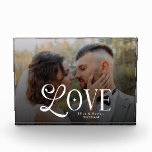 Moderne liefde op maat gemaakte trouwfoto koppels  fotoblokken<br><div class="desc">Vier je liefdesverhaal met deze moderne liefde aangepaste trouwfoto voor stel - een tijdloos aandenken dat is ontworpen om je favoriete moment om te zetten in elegante huisdecoratie. Met je gekozen foto gecombineerd met een strak, modern initialenlogo, maakt dit persoonlijke kunstwerk het perfecte geschenk voor trouwfeesten, verloving, jubileum of een...</div>