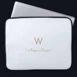 Moderne Light Dusty Blue Gold Script-monogram Laptop Sleeve<br><div class="desc">Een modern,  elegant monogram ontwerp met gouden handgeschreven minimalistische scripttypografie en sans serif bloktypografie op een elegante bleke Pstel Light Dusty Blue achtergrond. Het monogram en de naam kunnen gemakkelijk worden gepersonaliseerd.</div>