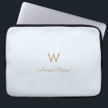 Moderne Light Dusty Blue Gold Script-monogram Laptop Sleeve<br><div class="desc">Een modern,  elegant monogram ontwerp met gouden handgeschreven minimalistische scripttypografie en sans serif bloktypografie op een elegante bleke Pstel Light Dusty Blue achtergrond. Het monogram en de naam kunnen gemakkelijk worden gepersonaliseerd.</div>