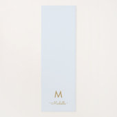Moderne Light Dusty Blue Gold Script-monogram Yogamat (Achterkant)