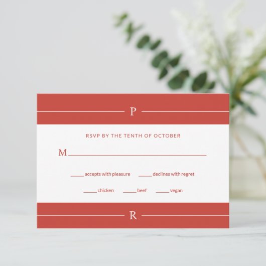 Moderne Lijnen en Monogram | Poppy Red Wedding RSVP Kaartje (Staand voorkant)