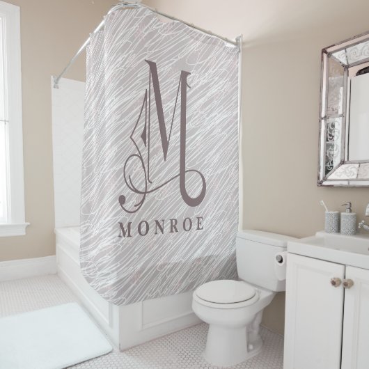 Moderne lijnpatroonachtergrond groot monogram M Douchegordijn (In situ)