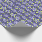 Moderne Lila en Donkere Paarse Bloemen Cadeaupapier (Hoek)