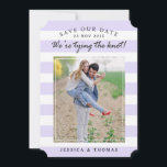Moderne Lila en witte strepen | De foto bewaart de Save The Date<br><div class="desc">Moderne Lila en witte strepen | Foto sparen de Datumkaarten</div>