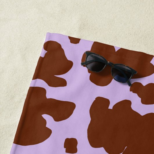 Moderne Lila Paarse en Bruine Koe Skin Print Strandlaken (In situ)