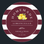 Moderne Limoncello Bourgondische streep Ronde Sticker<br><div class="desc">Moderne chique limoncello gunst stickers. Ontwerpkenmerken,  waterverf citroenen en bladeren,  bordeaux en witte streep patroonachtergrond en sjabloon tekstlijnen voor jouw naam en evenementdatum.</div>