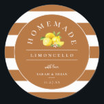 Moderne Limoncello rustieke Oranje streep Ronde Sticker<br><div class="desc">Moderne chique limoncello gunst stickers. Ontwerpeigenschappen,  waterverf citroenen en bladeren,  rustieke sinaasappel en witte streep patroonachtergrond en sjabloon tekstlijnen voor jouw naam en gebeurtenisdatum.</div>