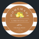 Moderne Limoncello rustieke Oranje streep Ronde Sticker<br><div class="desc">Moderne chique limoncello gunst stickers. Ontwerpeigenschappen,  waterverf citroenen en bladeren,  rustieke sinaasappel en witte streep patroonachtergrond en sjabloon tekstlijnen voor jouw naam en gebeurtenisdatum.</div>