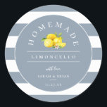 Moderne Limoncello Stoffige Blauwe Streep Ronde Sticker<br><div class="desc">Moderne chique limoncello gunst stickers. Ontwerpkenmerken,  waterverf citroenen en bladeren,  stoffige blauw-witte streep patroonachtergrond en sjabloon tekstlijnen voor jouw naam en gebeurtenisdatum.</div>