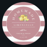 Moderne Limoncello Stoffige Roos Streep Ronde Sticker<br><div class="desc">Moderne chique limoncello gunst stickers. Ontwerpkenmerken,  waterverf citroenen en bladeren,  stoffig roos en witte streep patroonachtergrond en sjabloon tekstlijnen voor jouw naam en gebeurtenisdatum.</div>