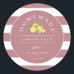 Moderne Limoncello Stoffige Roos Streep Ronde Sticker<br><div class="desc">Moderne chique limoncello gunst stickers. Ontwerpkenmerken,  waterverf citroenen en bladeren,  stoffig roos en witte streep patroonachtergrond en sjabloon tekstlijnen voor jouw naam en gebeurtenisdatum.</div>