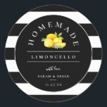 Moderne Limoncello zwarte streep Ronde Sticker<br><div class="desc">Moderne chique limoncello gunst stickers. Ontwerpkenmerken,  waterverf citroenen en bladeren,  zwart-witte streeppatroon achtergrond en sjabloon tekstlijnen voor jouw naam en event datum.</div>