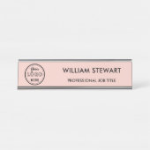 Moderne Logo Pink Medewerker Personeelsminimalist Bureau Naambordje (Voorkant)