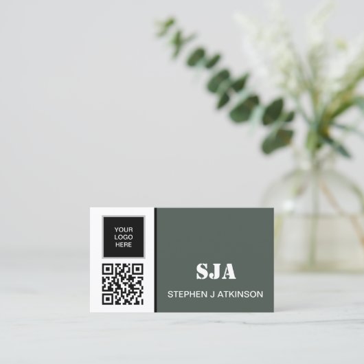 Moderne Logo QR Code Sage Green Professional Visitekaartje (Staand voorkant)