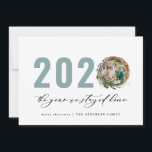 Moderne loof met 2020 bleef thuis feestdagenkaart<br><div class="desc">Moderne minuscule bladzijden met vrolijk kerstfeest 2020...  het jaar dat we thuisscriptkerstkaartje bleven. Met de hand geschilde eucalyptus,  een minimale bladermassa en een moderne rustige rivierkreet geven deze vakantiekaart een luxueus gevoel. In de klas groenen,  browsen en grays.</div>