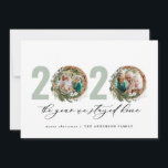 Moderne loof met 2020 bleef thuis feestdagenkaart<br><div class="desc">Moderne minuscule bladzijden met vrolijk kerstfeest 2020...  het jaar dat we thuisscriptkerstkaartje bleven. Met de hand geschilde eucalyptus,  een minimale bladermassa en een moderne rustige rivierkreet geven deze vakantiekaart een luxueus gevoel. In de klas groenen,  browsen en grays.</div>