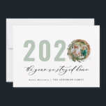Moderne loof met 2020 bleef thuis feestdagenkaart<br><div class="desc">Moderne minuscule bladzijden met vrolijk kerstfeest 2020...  het jaar dat we thuisscriptkerstkaartje bleven. Met de hand geschilde eucalyptus,  een minimale bladermassa en een moderne rustige rivierkreet geven deze vakantiekaart een luxueus gevoel. In de klas groenen,  browsen en grays.</div>