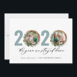 Moderne loof met 2020 bleef thuis feestdagenkaart<br><div class="desc">Moderne minuscule bladzijden met vrolijk kerstfeest 2020...  het jaar dat we thuisscriptkerstkaartje bleven. Met de hand geschilde eucalyptus,  een minimale bladermassa en een moderne rustige rivierkreet geven deze vakantiekaart een luxueus gevoel. In de klas groenen,  browsen en grays.</div>