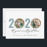 Moderne loof met 2020 bleef thuis feestdagenkaart<br><div class="desc">Moderne minuscule bladzijden met vrolijk kerstfeest 2020...  het jaar dat we thuisscriptkerstkaartje bleven. Met de hand geschilde eucalyptus,  een minimale bladermassa en een moderne rustige rivierkreet geven deze vakantiekaart een luxueus gevoel. In de klas groenen,  browsen en grays.</div>