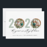 Moderne loof met 2020 bleef thuis feestdagenkaart<br><div class="desc">Moderne minuscule bladzijden met vrolijk kerstfeest 2020...  het jaar dat we thuisscriptkerstkaartje bleven. Met de hand geschilde eucalyptus,  een minimale bladermassa en een moderne rustige rivierkreet geven deze vakantiekaart een luxueus gevoel. In de klas groenen,  browsen en grays.</div>