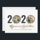 Moderne loof met 2020 bleef thuis feestdagenkaart<br><div class="desc">Moderne minuscule bladzijden met vrolijk kerstfeest 2020...  het jaar dat we thuisscriptkerstkaartje bleven. Met de hand geschilde eucalyptus,  een minimale bladermassa en een moderne rustige rivierkreet geven deze vakantiekaart een luxueus gevoel. In de klas groenen,  browsen en grays.</div>