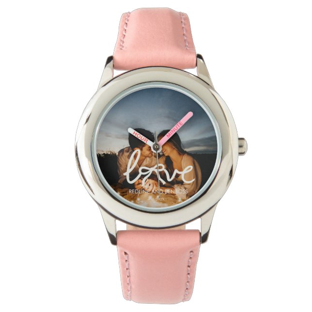 Moderne Love Bow Typografie Koppel Aangepaste Foto Horloge (Voorkant)