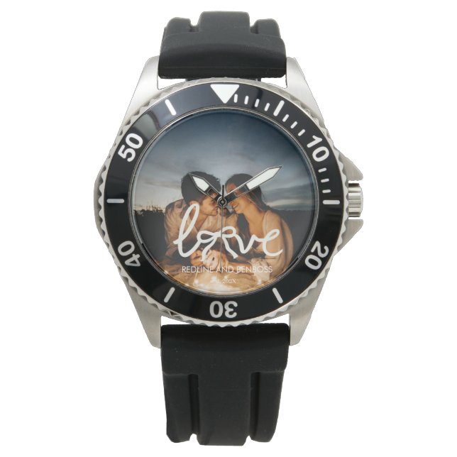 Moderne Love Bow Typografie Koppel Aangepaste Foto Horloge (Voorkant)
