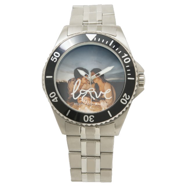 Moderne Love Bow Typografie Koppel Aangepaste Foto Horloge (Voorkant)