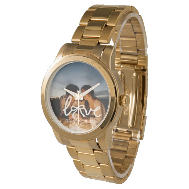 Moderne Love Bow Typografie Koppel Aangepaste Foto Horloge (Gekanteld)