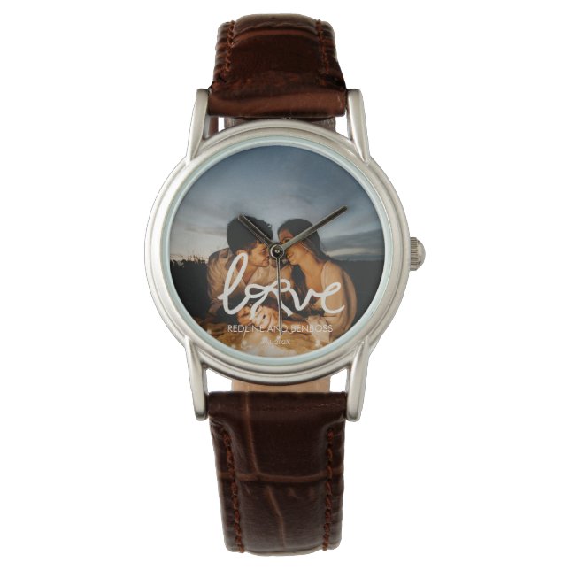 Moderne Love Bow Typografie Koppel Aangepaste Foto Horloge (Voorkant)