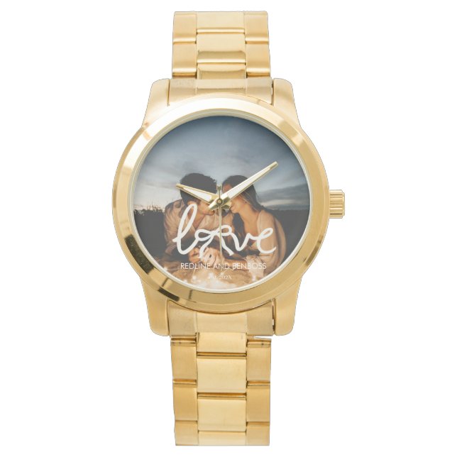 Moderne Love Bow Typografie Koppel Aangepaste Foto Horloge (Voorkant)