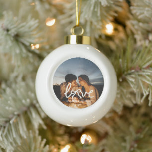 Moderne Love Bow Typografie Koppel Aangepaste Foto Keramische Bal Ornament
