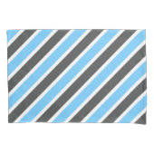 Moderne luchtblauw grijs diagonaal gestreept kussensloop (Voorkant-Links)