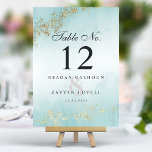 Moderne Luxe Gold Flecks Blauwgroen mist Wedding Kaart<br><div class="desc">Verhoog uw huwelijksreceptie met deze verfijnde tafelnummers. Het moderne ontwerp heeft een dromerige blauwgroen waterverf mist geaccentueerd met luxe goudvlekken,  waardoor een subtiel maar opvallend effect ontstaat. Deze aanpasbare kaarten combineren moeiteloos de hedendaagse stijl met een vleugje weelde,  waardoor ze de perfecte aanvulling zijn op uw speciale dag.</div>
