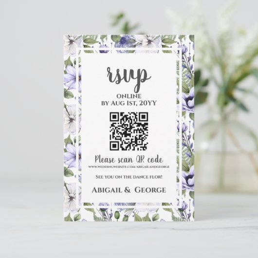 Moderne maagdenpalm witte bloemenbruiloft QR-code RSVP Kaartje (Staand voorkant)