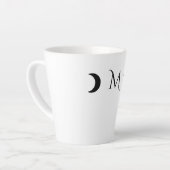 Moderne maan wit en zwart monogram latte mok (Linkerhoek)