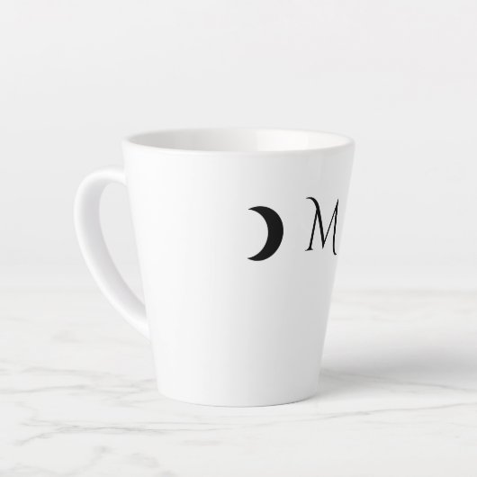 Moderne maan wit en zwart monogram latte mok (Linkerhoek)