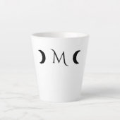 Moderne maan wit en zwart monogram latte mok (Voorkant)