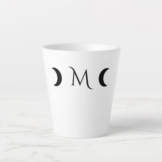 Moderne maan wit en zwart monogram latte mok (Voorkant)