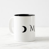 Moderne maan wit en zwart monogram tweekleurige koffiemok (Voorkant links)