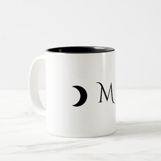 Moderne maan wit en zwart monogram tweekleurige koffiemok (Voorkant links)
